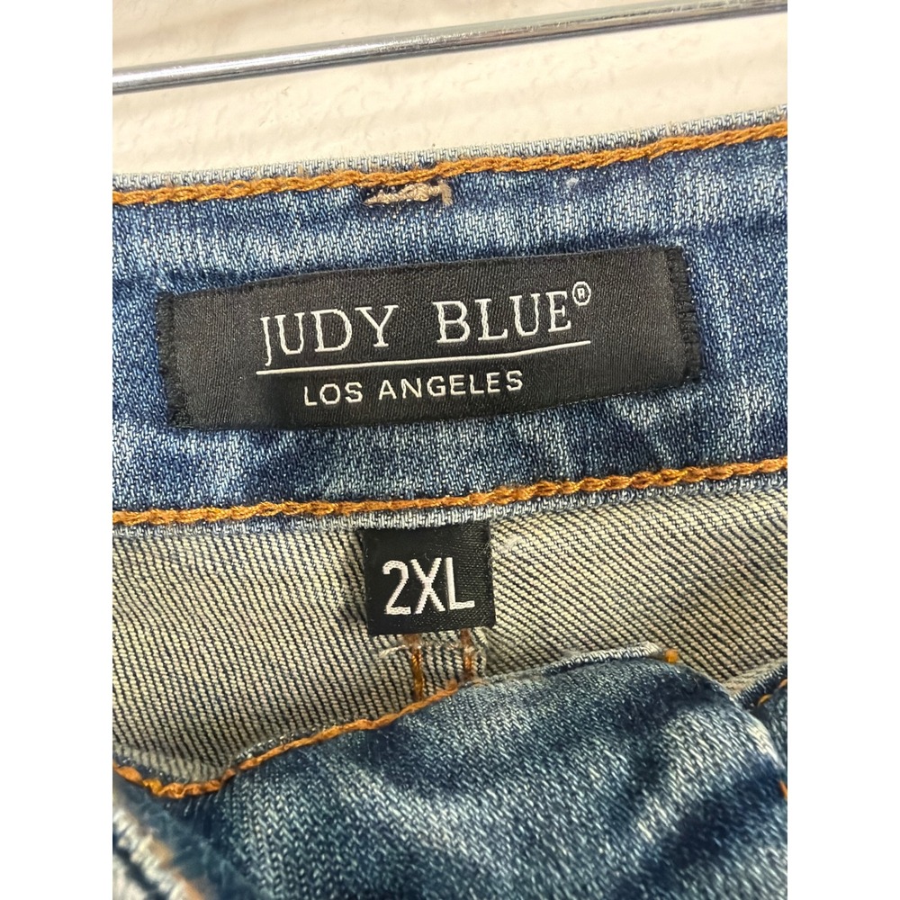 Judy Blue Retro Floral Patch Distressed Denim Shorts Medium Wash 2XL JB150135 - Picture 3 of 5